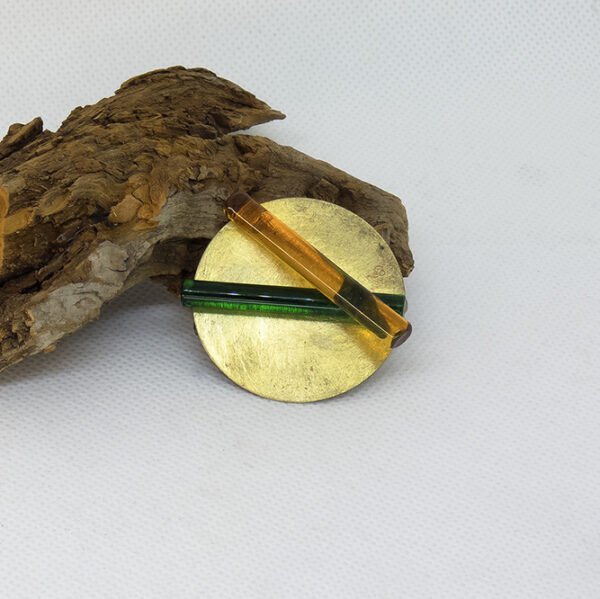 Broche Artesanal en chapa de latón redonda con vidrio Murano en colores verde y naranja.