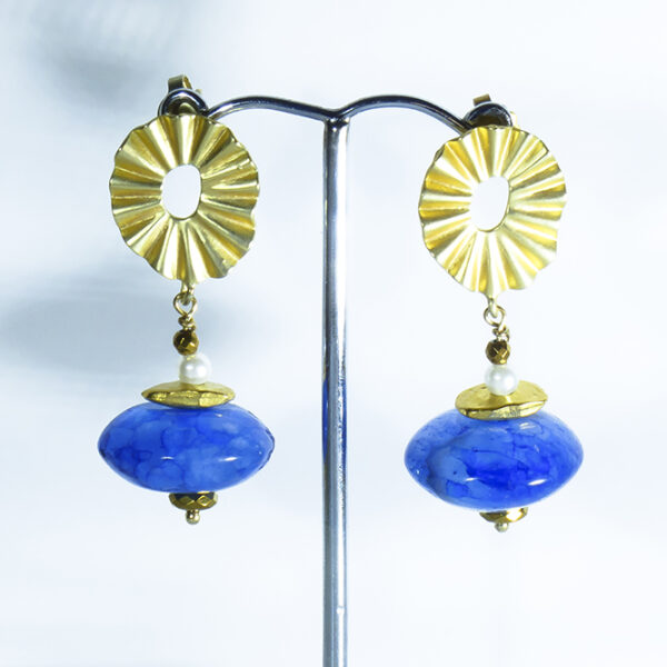Pendientes artesanales con chapa abanico dorada mate y ágata ovni azul con perla.
