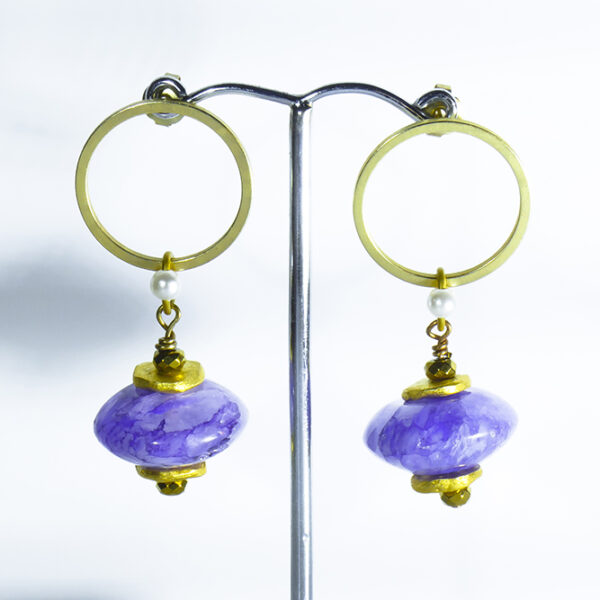Pendientes artesanales aro dorado con ágatas ovni violetas y perlas.