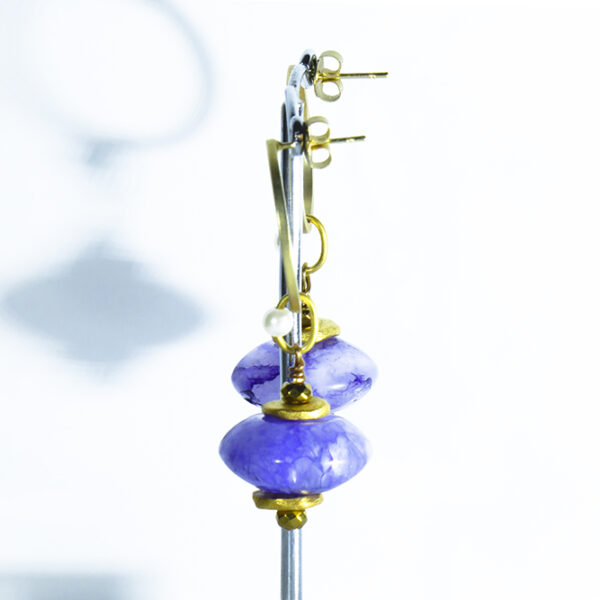 Pendientes artesanales aro dorado con ágata ovni violeta y perla japonesa enana.