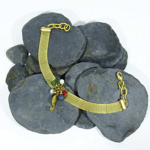 Pulsera cadena plana y caballito en dorado mate con ágata geoda azul, jades y perlas.