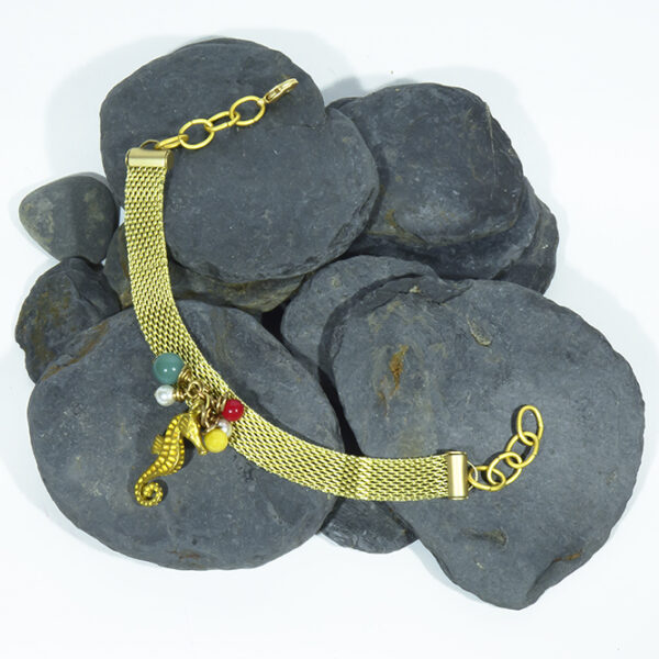 Pulsera artesanal con cadena plana y caballito en dorado m ate, ágata verde, perlas y jades.