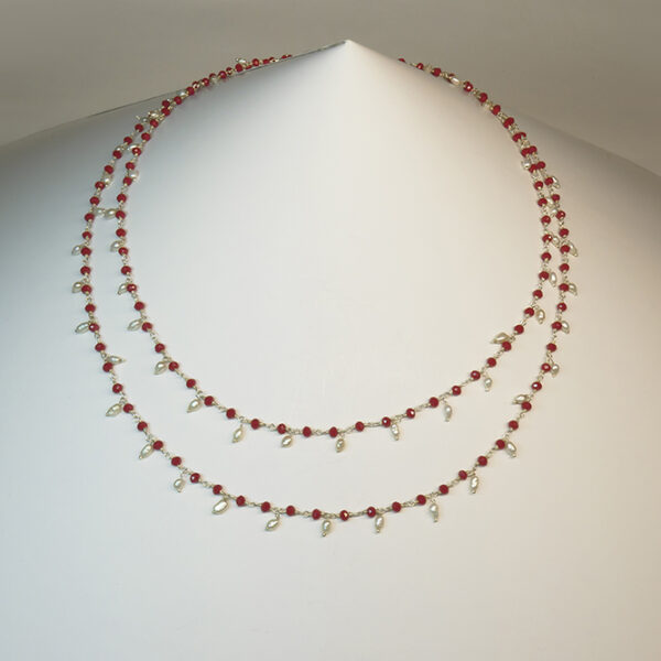 Collar largo cadena con ágatas rojas y perlas.