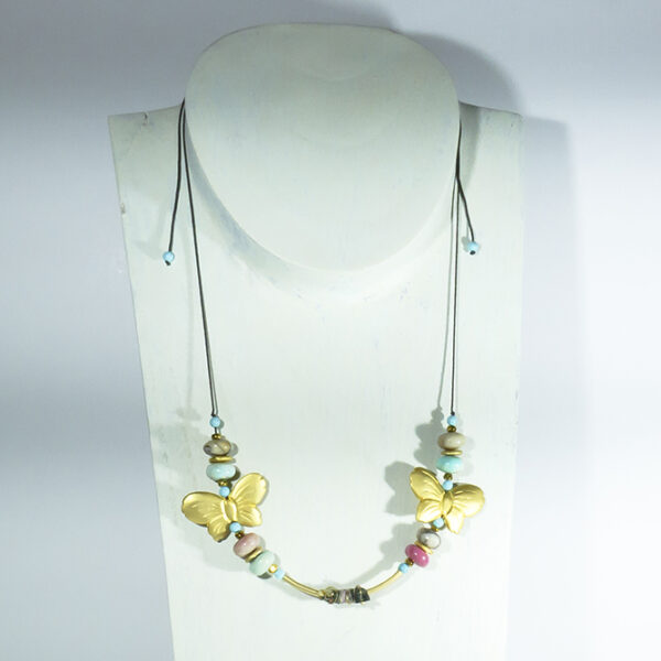 collar artesanal con mariposas en oro mate, tela japonesa verde, ópalos africanos, turquesas y hematites.